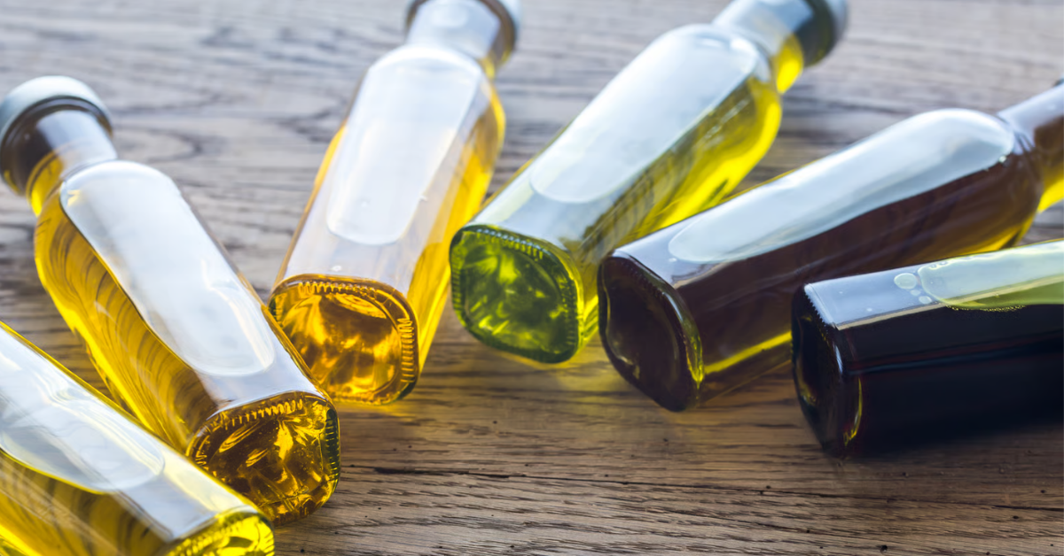Verschiedene Flaschen mit Olivenöl in unterschiedlichen Farben und Qualitätsstufen